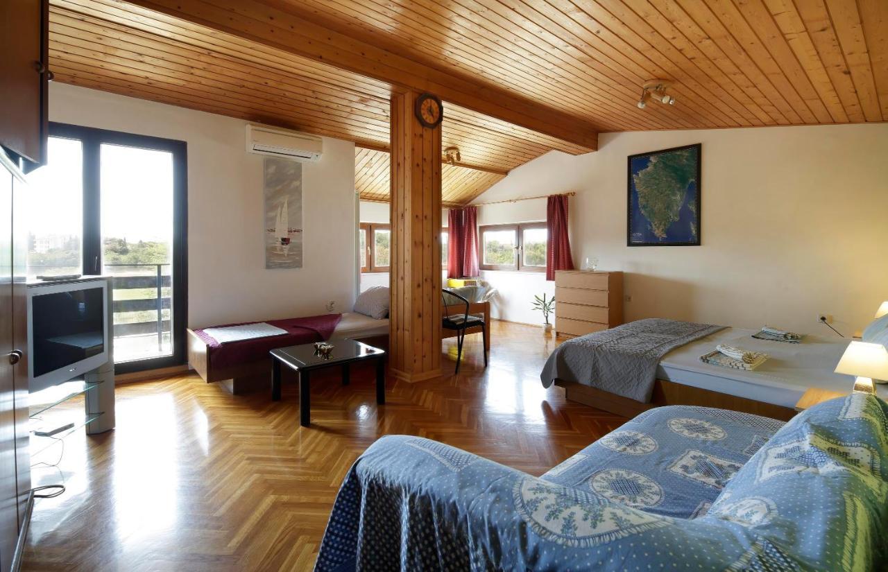 Apartments Natali Ровин Екстериор снимка