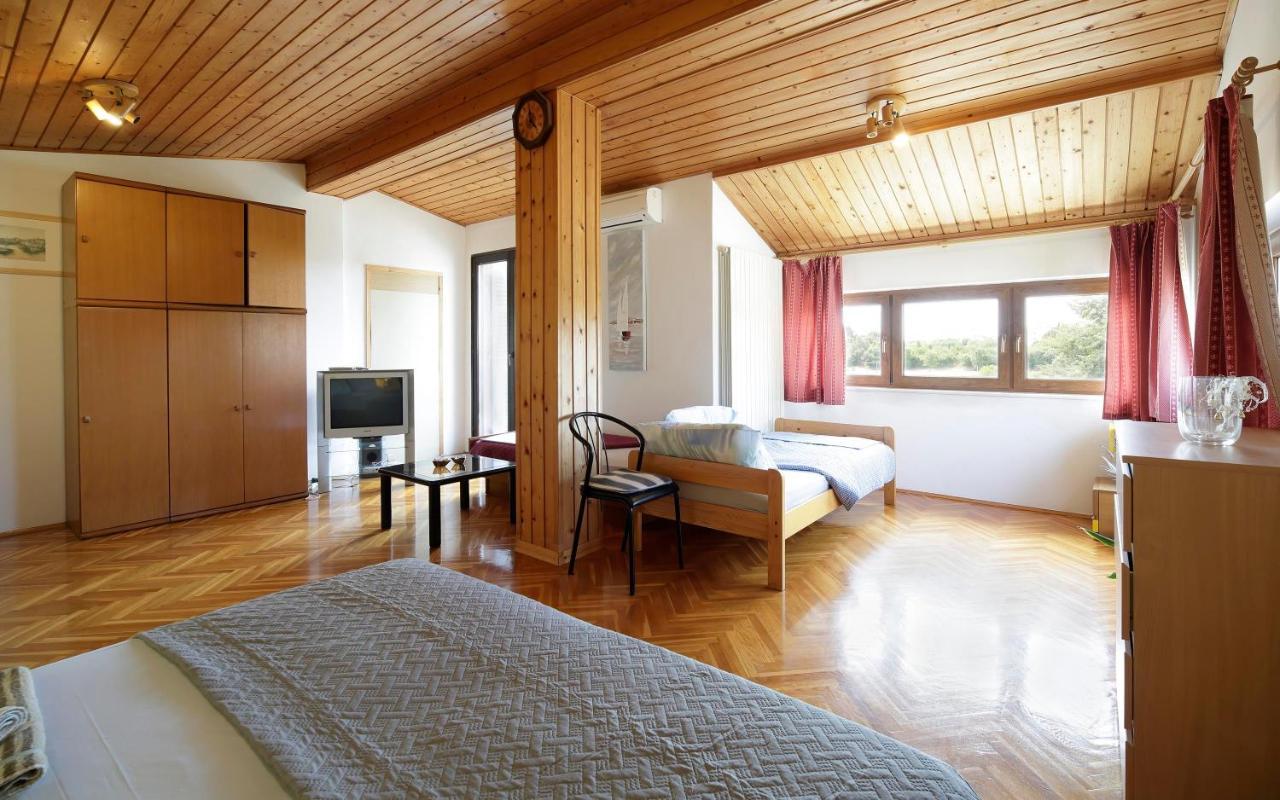 Apartments Natali Ровин Екстериор снимка