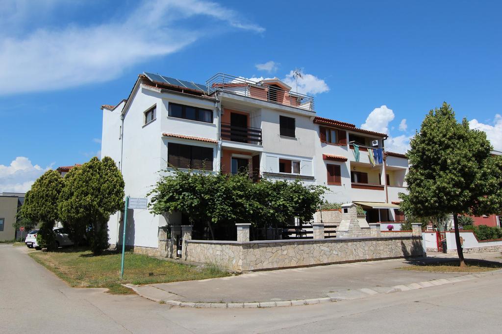 Apartments Natali Ровин Екстериор снимка